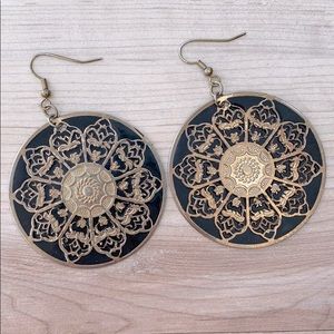 ❤️ Gold & black disc drop earrings